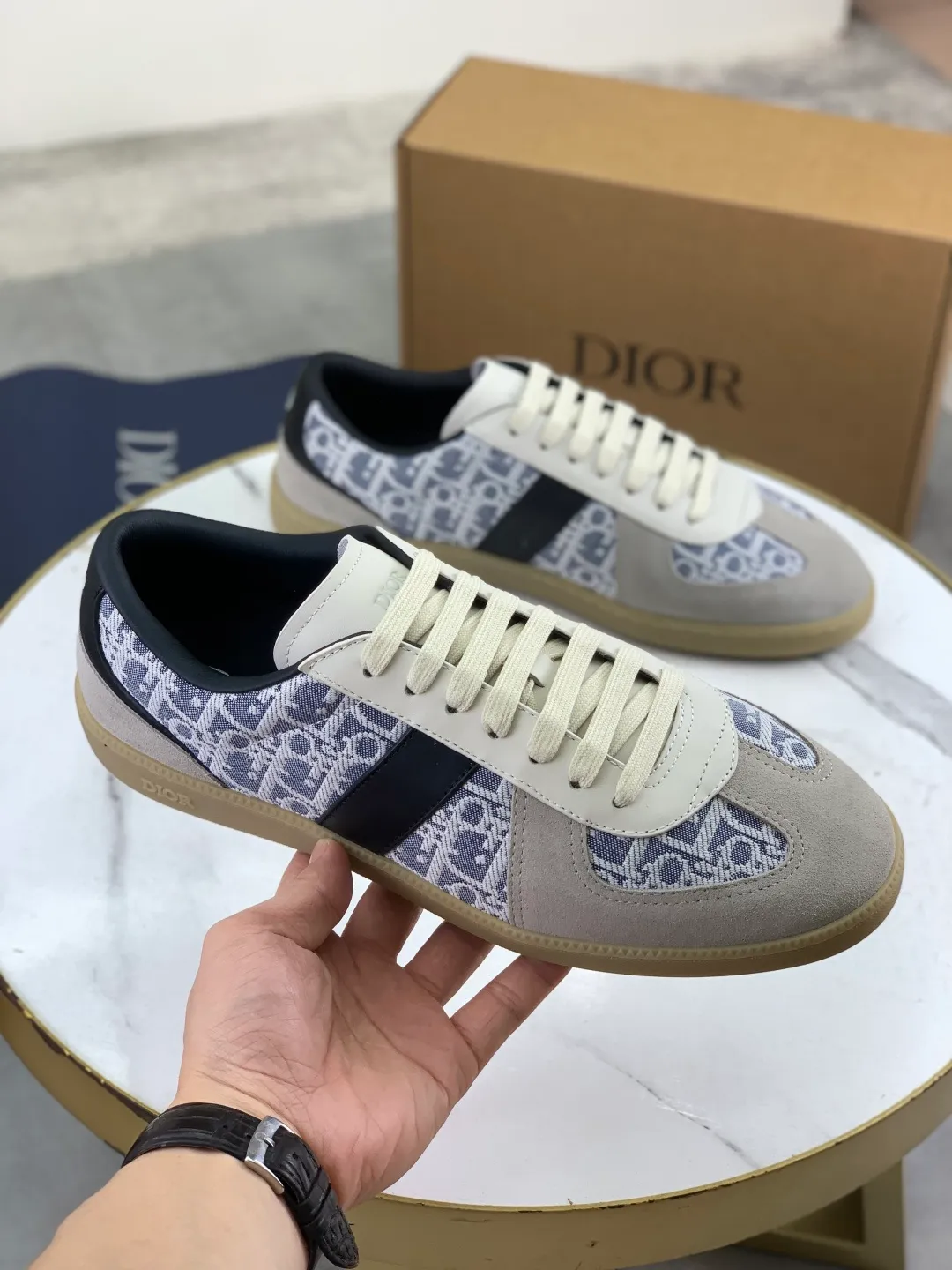 Men's men's shoes 💰P542 New Dior B01 top version of moral training shoes! ! ! White first-layer cowhide, fully oiled upper, original TPU molded outsole. New to the Fall 2025 collection, this sneaker marks the return of Dior’s classic style, reinterpreted in a stylish and elegant silhouette. Crafted from white smooth first-grain cowhide with a tonal silk sheepskin lining, it features the Dior logo on the tongue and inner sides, and a CD icon on the heel. Paired with Tpu anti-slip soles of the same color, it can be matched with various styles to create a sophisticated look.  Code number: 39-45 Complete package with airplane box